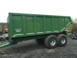 Trailers with LGP tyres to transport manure from yards to field pads.